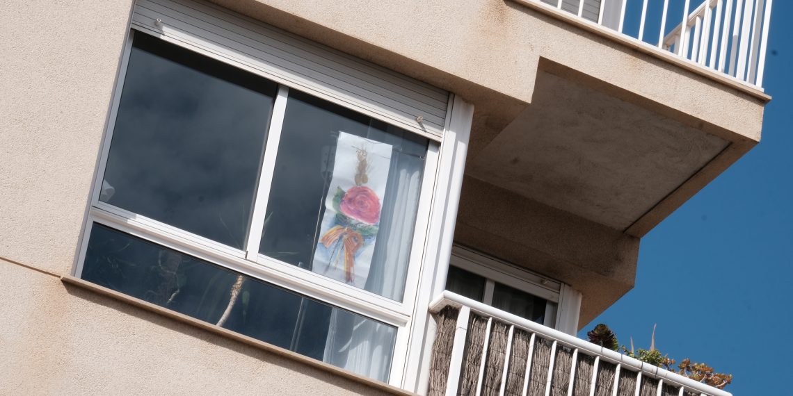 [#Fotogaleria] Un Sant Jordi confinat, des dels balcons de la Ràpita