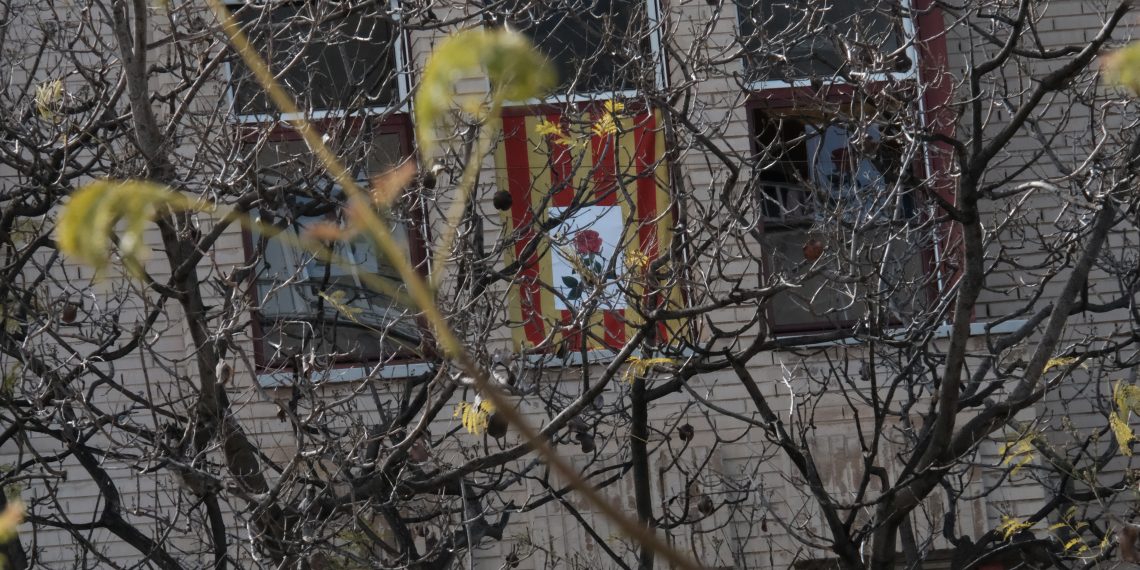 [#Fotogaleria] Un Sant Jordi confinat, des dels balcons de la Ràpita