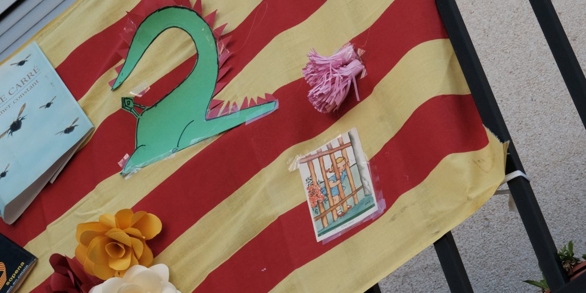 [#Fotogaleria] Un Sant Jordi confinat, des dels balcons de la Ràpita