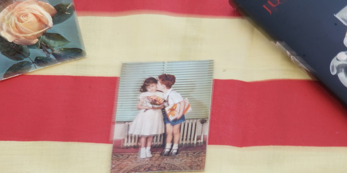 [#Fotogaleria] Un Sant Jordi confinat, des dels balcons de la Ràpita