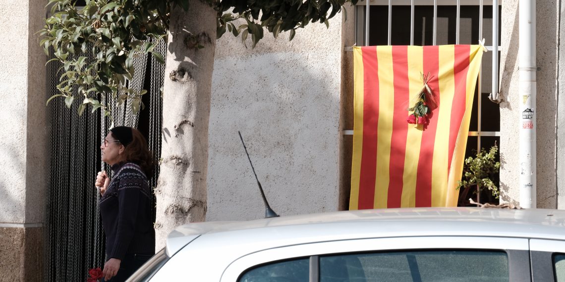 [#Fotogaleria] Un Sant Jordi confinat, des dels balcons de la Ràpita
