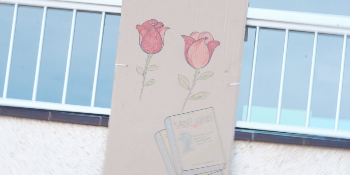 [#Fotogaleria] Un Sant Jordi confinat, des dels balcons de la Ràpita