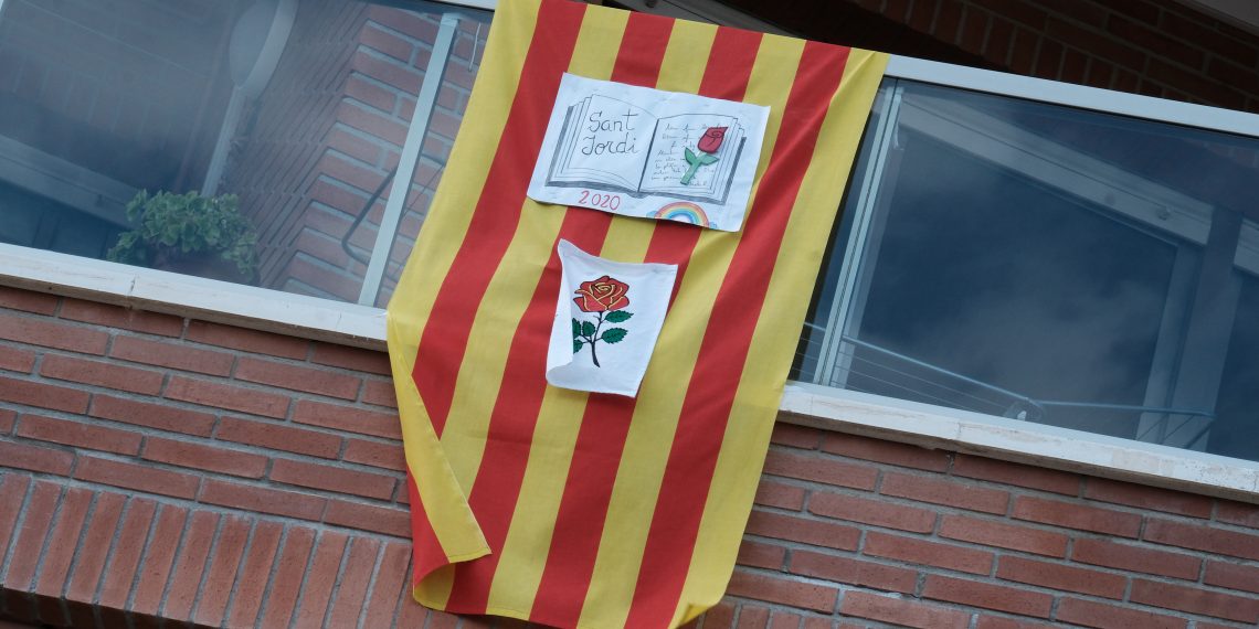 [#Fotogaleria] Un Sant Jordi confinat, des dels balcons de la Ràpita