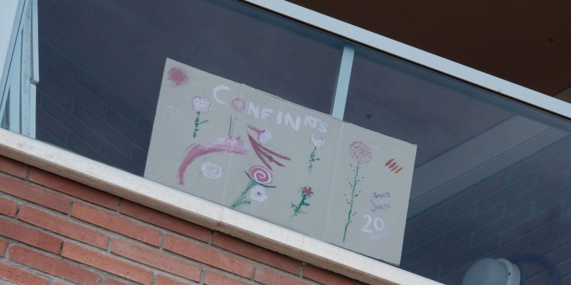 [#Fotogaleria] Un Sant Jordi confinat, des dels balcons de la Ràpita