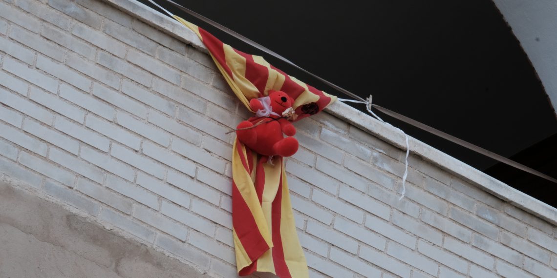 [#Fotogaleria] Un Sant Jordi confinat, des dels balcons de la Ràpita