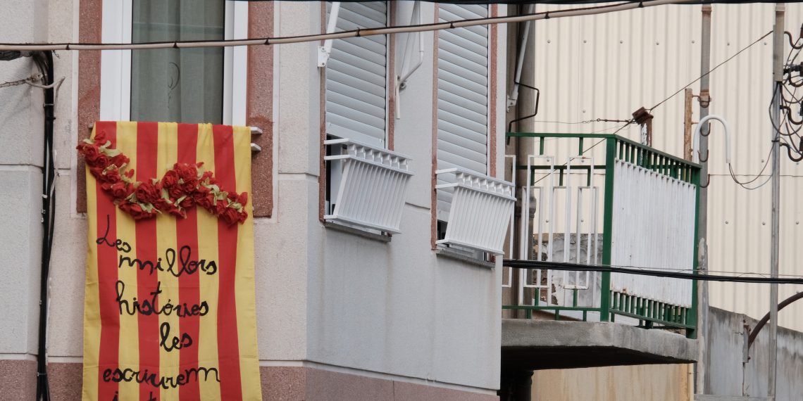 [#Fotogaleria] Un Sant Jordi confinat, des dels balcons de la Ràpita