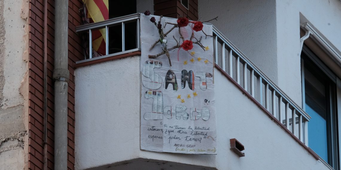 [#Fotogaleria] Un Sant Jordi confinat, des dels balcons de la Ràpita