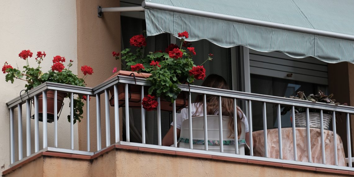 [#Fotogaleria] Un Sant Jordi confinat, des dels balcons de la Ràpita