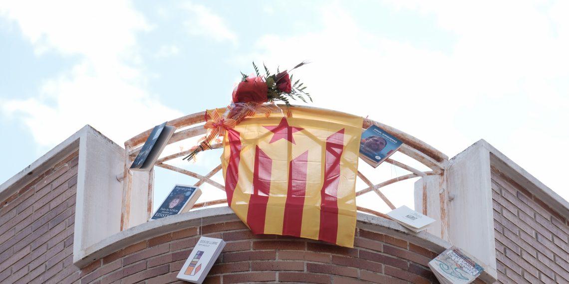 [#Fotogaleria] Un Sant Jordi confinat, des dels balcons de la Ràpita