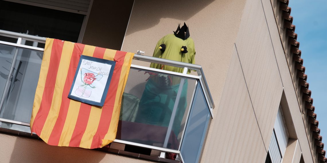 [#Fotogaleria] Un Sant Jordi confinat, des dels balcons de la Ràpita