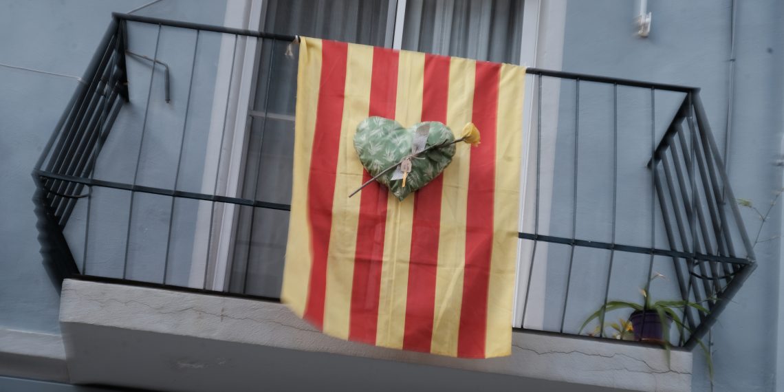 [#Fotogaleria] Un Sant Jordi confinat, des dels balcons de la Ràpita