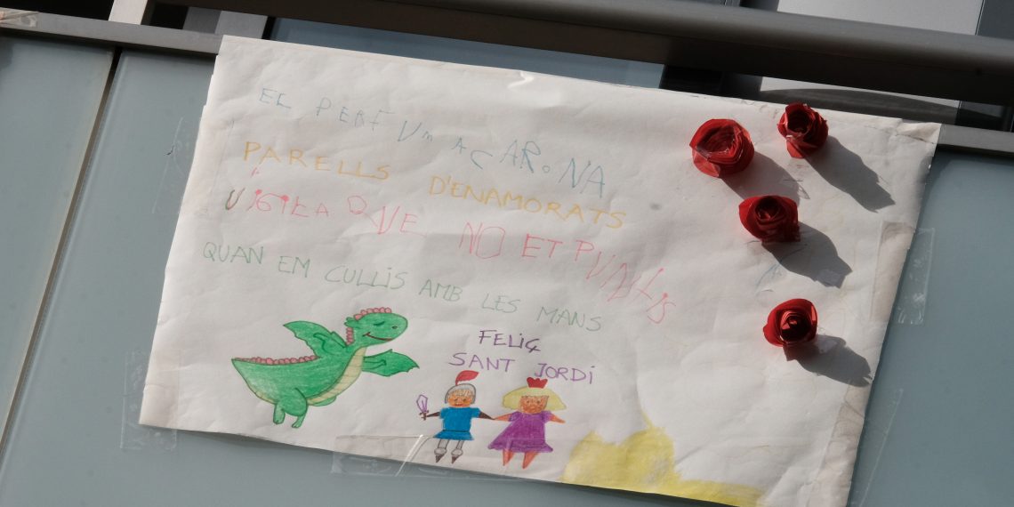 [#Fotogaleria] Un Sant Jordi confinat, des dels balcons de la Ràpita