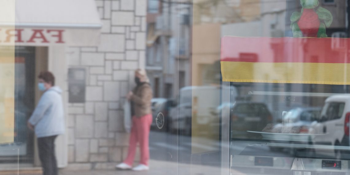 [#Fotogaleria] Un Sant Jordi confinat, des dels balcons de la Ràpita