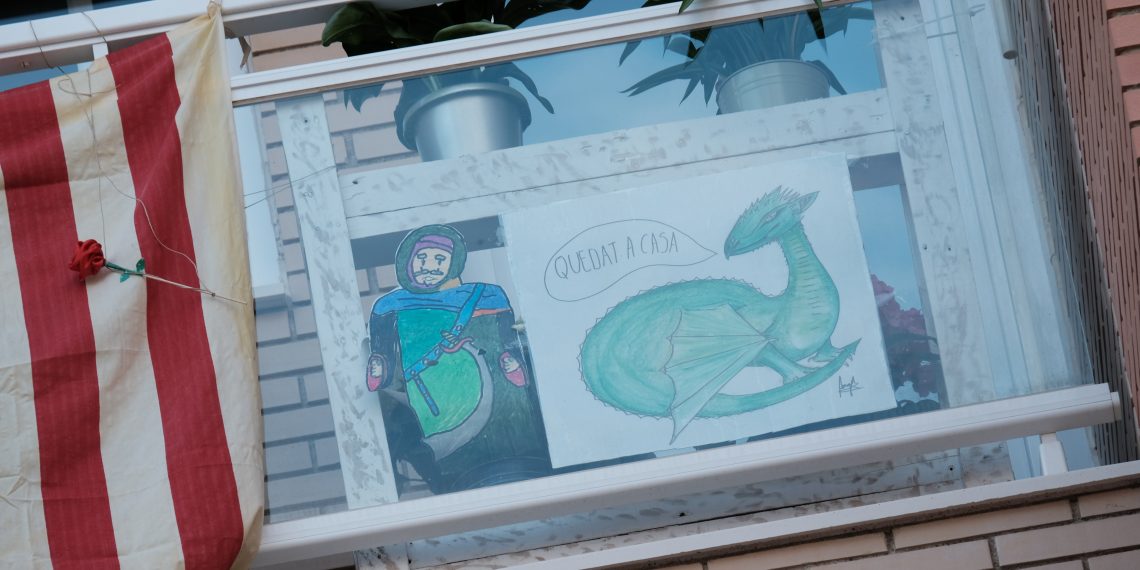 [#Fotogaleria] Un Sant Jordi confinat, des dels balcons de la Ràpita