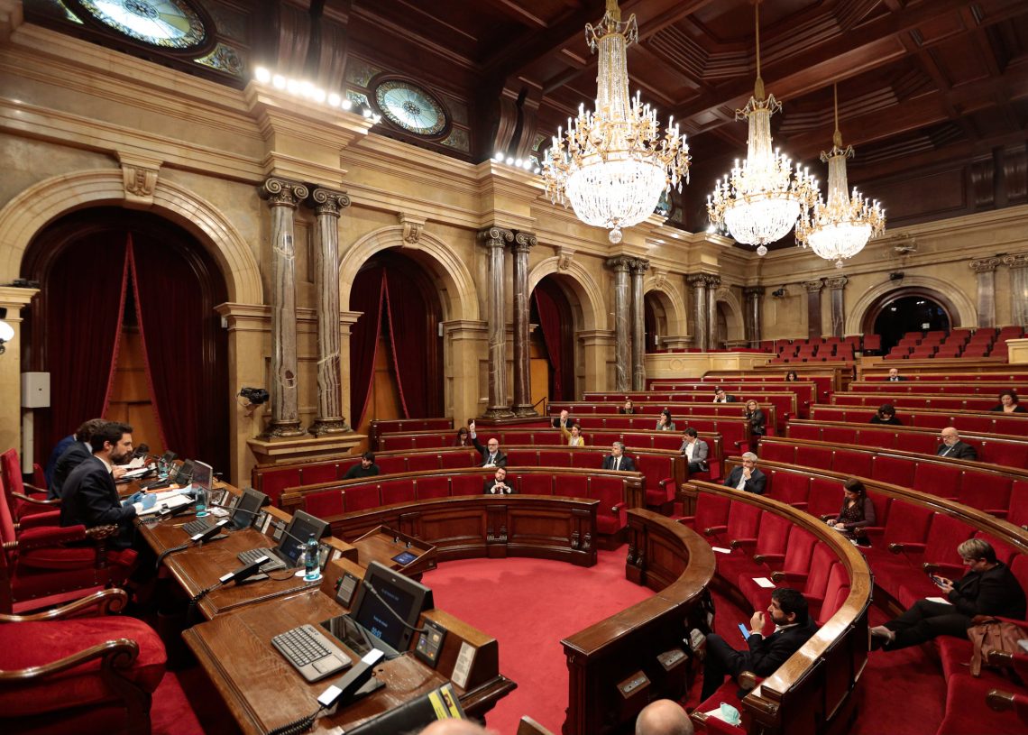 El Parlament aprova el pressupost del 2020 amb l’abstenció dels comuns i vots telemàtics