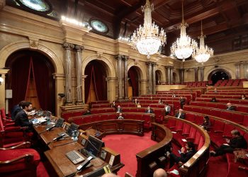 El Parlament aprova el pressupost del 2020 amb l’abstenció dels comuns i vots telemàtics