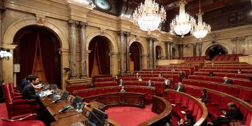 El Parlament aprova el pressupost del 2020 amb l’abstenció dels comuns i vots telemàtics