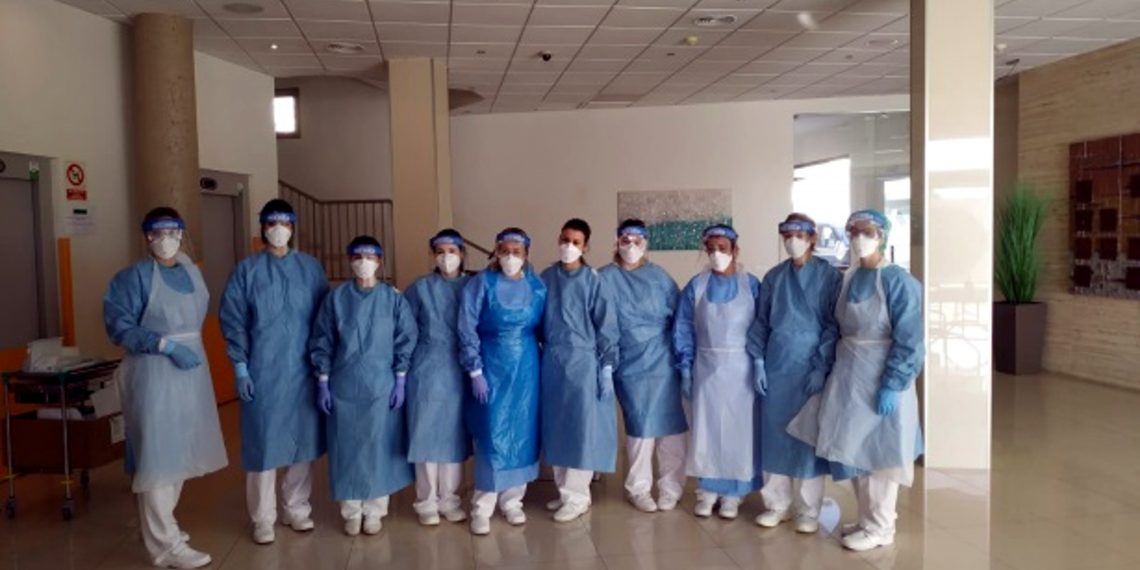 Salut amplia els equips d’infermeres que prenen mostres per fer proves PCR a l’Ebre