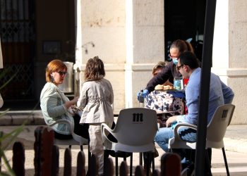 [#Fotogaleria] El centre comercial de Tortosa reviu amb la reobertura de bars i botigues