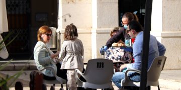 [#Fotogaleria] El centre comercial de Tortosa reviu amb la reobertura de bars i botigues