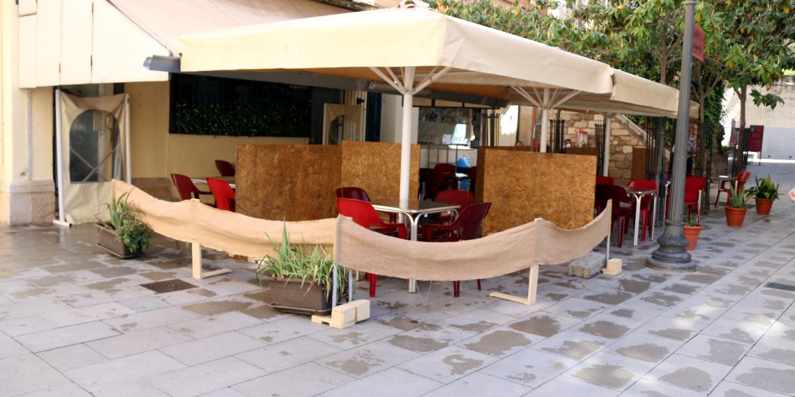 [#Fotogaleria] El centre comercial de Tortosa reviu amb la reobertura de bars i botigues