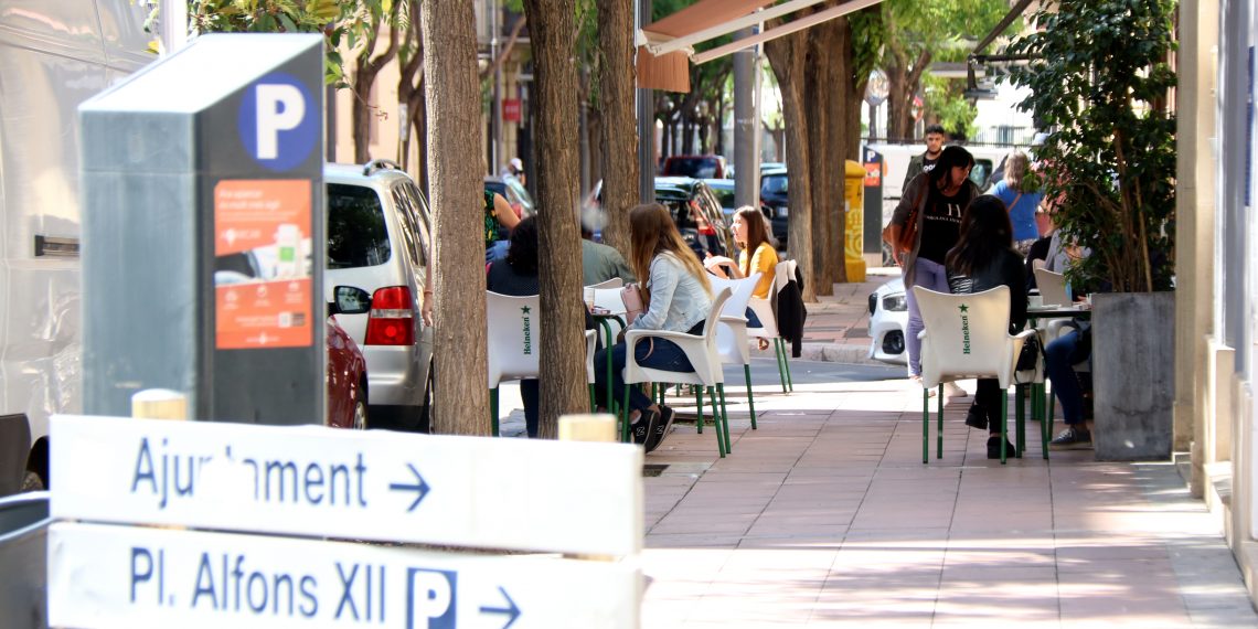 [#Fotogaleria] El centre comercial de Tortosa reviu amb la reobertura de bars i botigues