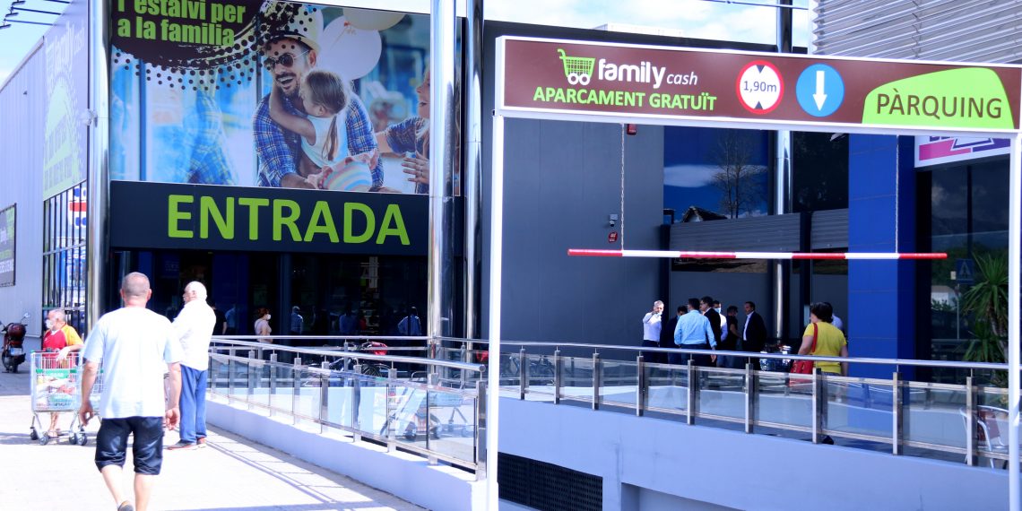 [#Fotogaleria] Family Cash obre a Amposta el seu primer hipermercat a Catalunya, tot i el coronavirus