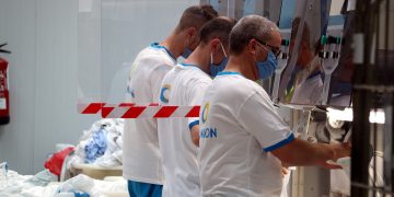 Una bugaderia industrial de Tortosa desinfecta més de 10.000 quilos diaris de roba hospitalària d’arreu del país