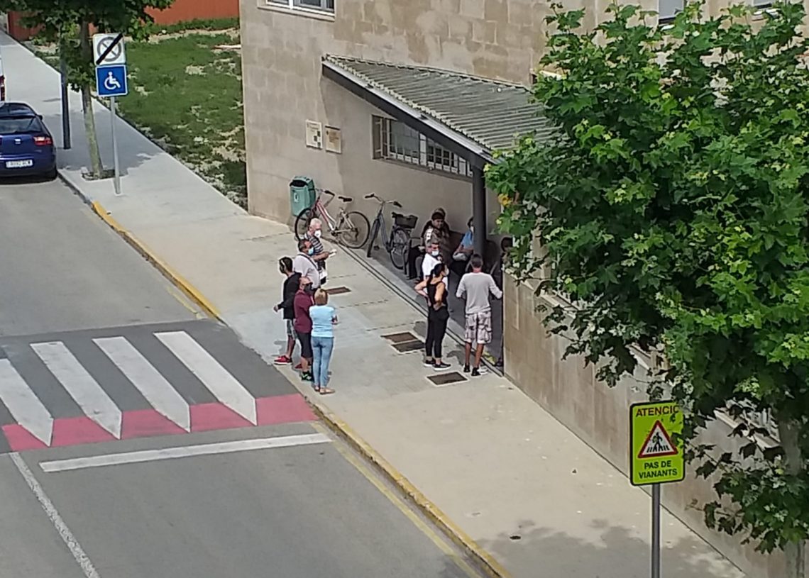 Soler demana solucions a Salut per evitar cues al carrer davant del CAP Deltebre