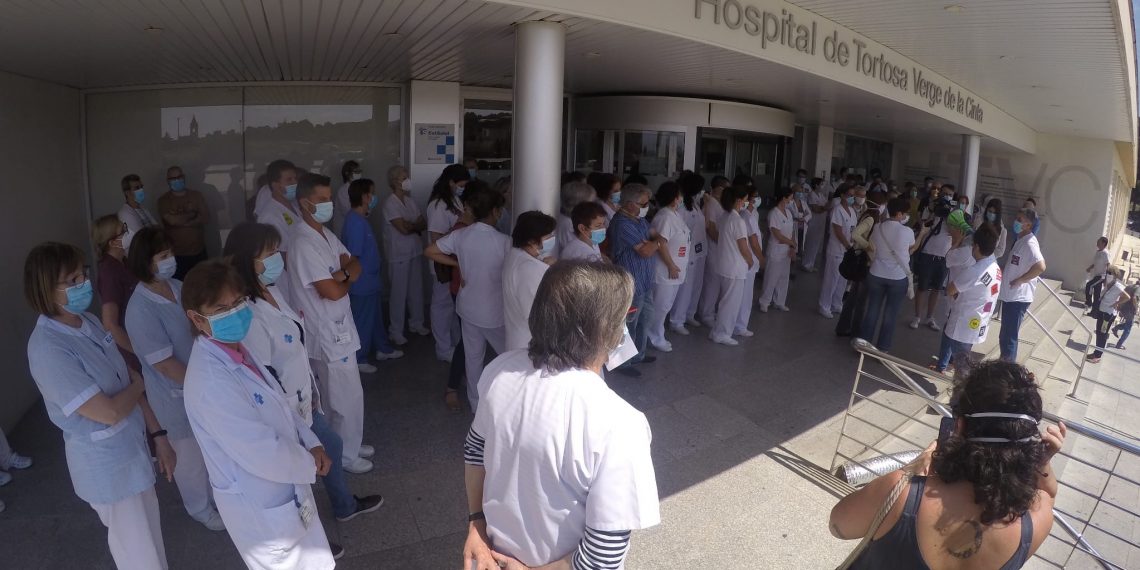[#Fotogaleria] Concentració de bates blanques a les portes de l’hospital de Tortosa