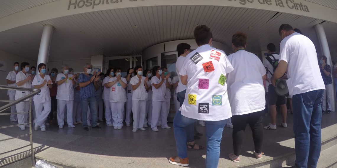 [#Fotogaleria] Concentració de bates blanques a les portes de l’hospital de Tortosa