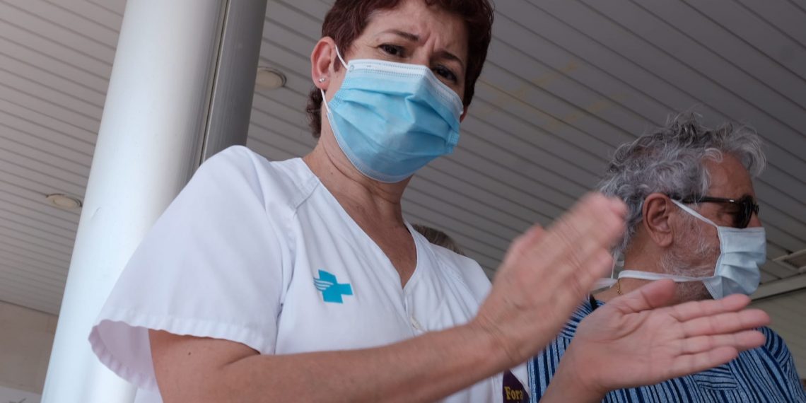 [#Fotogaleria] Concentració de bates blanques a les portes de l’hospital de Tortosa