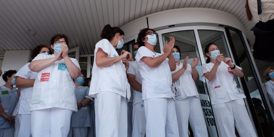 [#Fotogaleria] Concentració de bates blanques a les portes de l’hospital de Tortosa