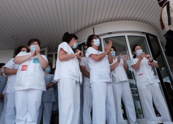 [#Fotogaleria] Concentració de bates blanques a les portes de l’hospital de Tortosa
