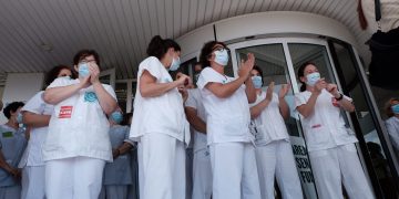 [#Fotogaleria] Concentració de bates blanques a les portes de l’hospital de Tortosa