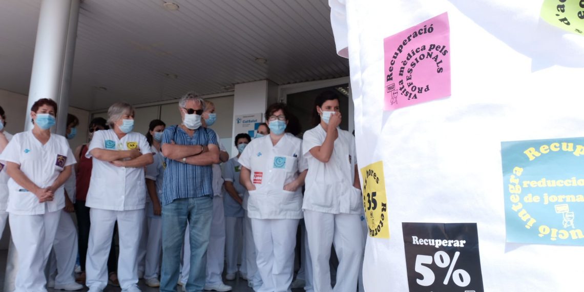 [#Fotogaleria] Concentració de bates blanques a les portes de l’hospital de Tortosa