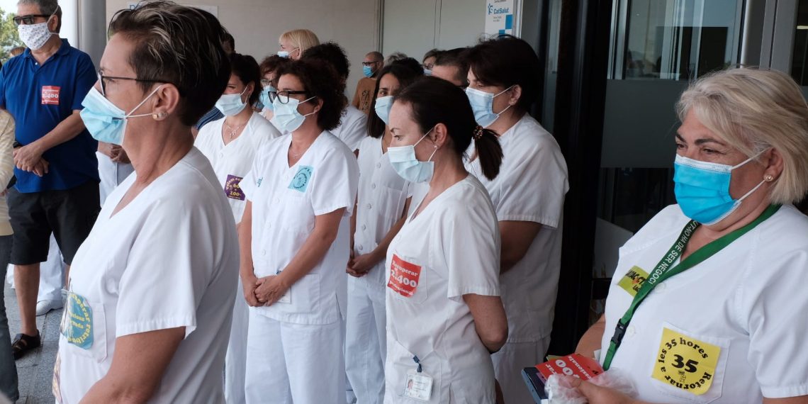 [#Fotogaleria] Concentració de bates blanques a les portes de l’hospital de Tortosa
