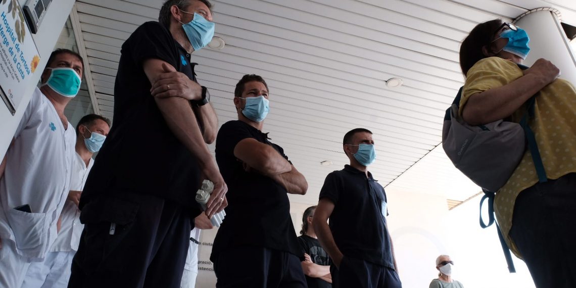 [#Fotogaleria] Concentració de bates blanques a les portes de l’hospital de Tortosa
