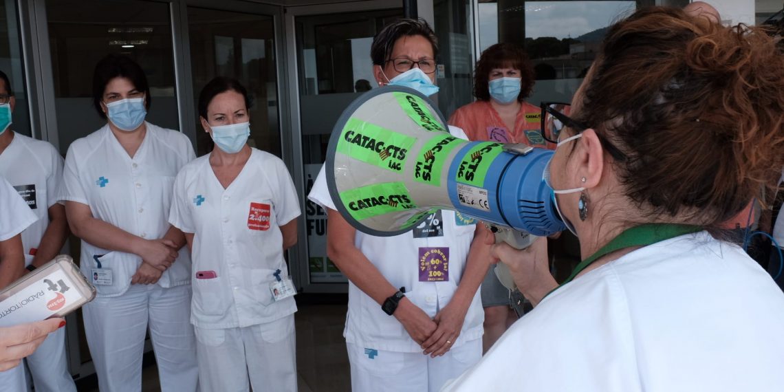 [#Fotogaleria] Concentració de bates blanques a les portes de l’hospital de Tortosa
