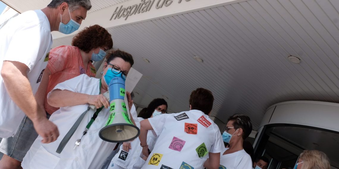 [#Fotogaleria] Concentració de bates blanques a les portes de l’hospital de Tortosa