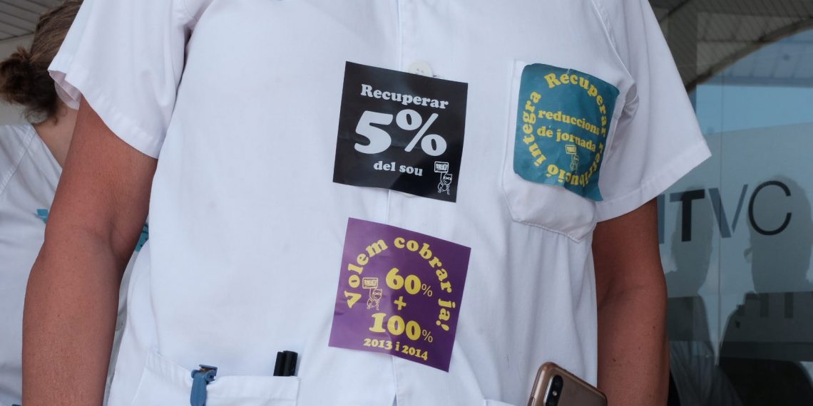 [#Fotogaleria] Concentració de bates blanques a les portes de l’hospital de Tortosa