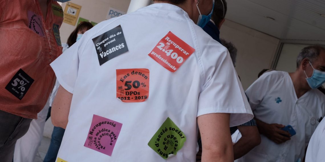 [#Fotogaleria] Concentració de bates blanques a les portes de l’hospital de Tortosa