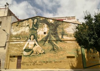 L’artista barceloní Roc Blackblock homenatja amb un mural urbà a Ulldecona la defensa de les oliveres i la dona pagesa