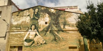 L’artista barceloní Roc Blackblock homenatja amb un mural urbà a Ulldecona la defensa de les oliveres i la dona pagesa