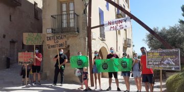 La ‘rebuda’ a la consellera de Justícia contra la massificació eòlica a la Terra Alta