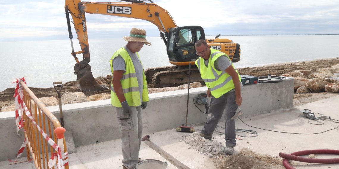 El passeig de l’Arenal de l’Ampolla retrocedeix un parell de metres per evitar danys quan hi hagi un temporal