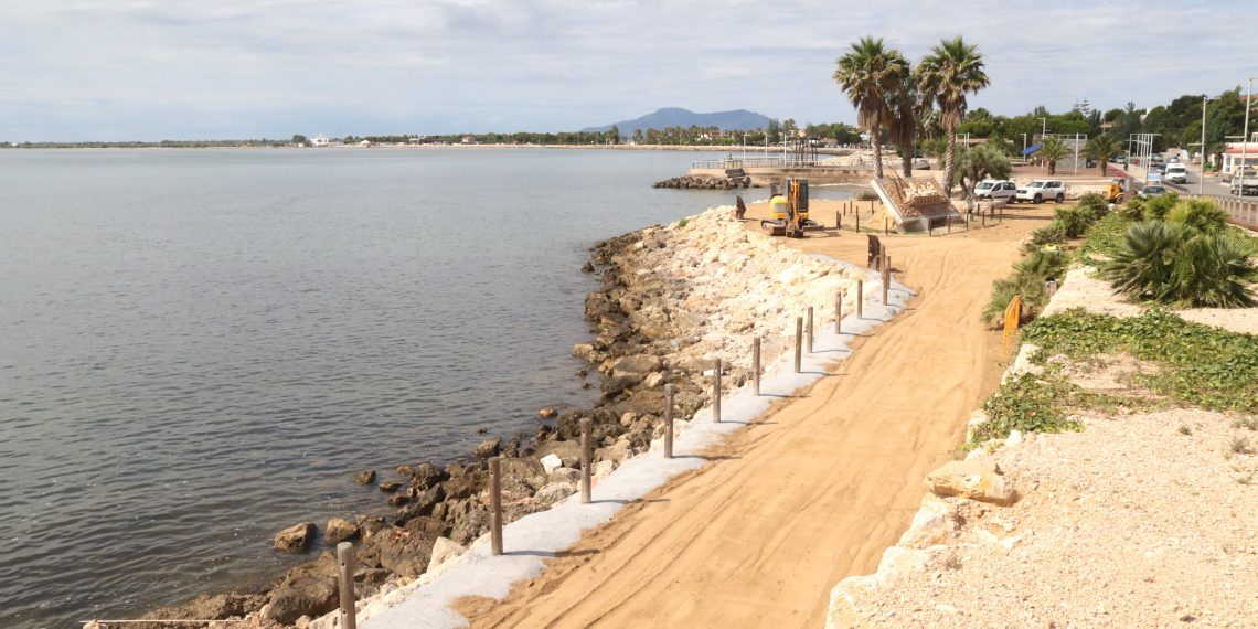 El passeig de l’Arenal de l’Ampolla retrocedeix un parell de metres per evitar danys quan hi hagi un temporal