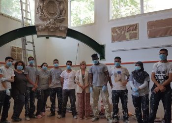 Tortosa forma i dona feina a 10 joves del nucli històric, que pinten l’escola de la Mercè