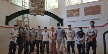 Tortosa forma i dona feina a 10 joves del nucli històric, que pinten l’escola de la Mercè