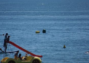 L’Ampolla elimina els microplàstics del mar amb la instal·lació de vuit boies